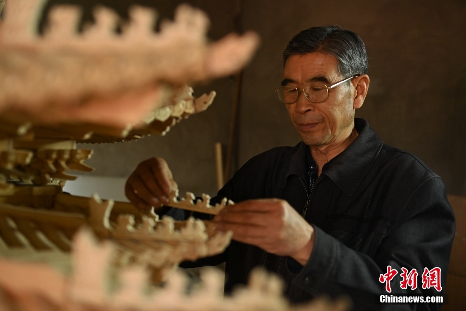 「木組み工法」で故宮角樓の模型を制作　甘粛省金昌