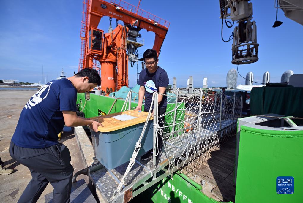 10月10日、文化財を運ぶ作業員（撮影?郭程）。