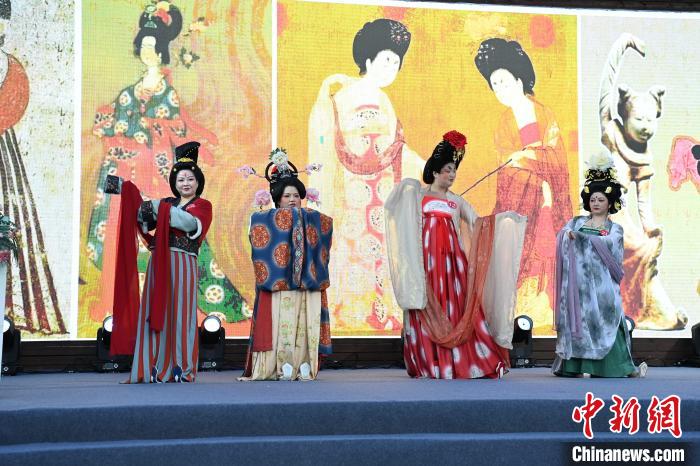 唐代の漢服を披露する女性たち（撮影?石智衛(wèi)）。