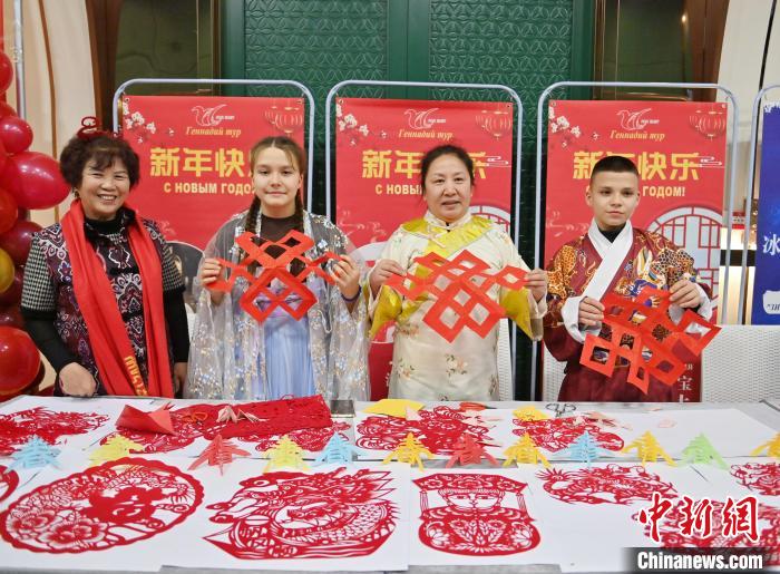 中國伝統の切り絵を體験するロシア人観光客（撮影?張瑤）。