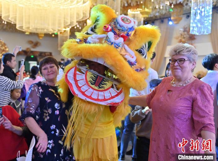 獅子舞の獅子と記念寫真を撮影するロシア人観光客（撮影?張瑤）。