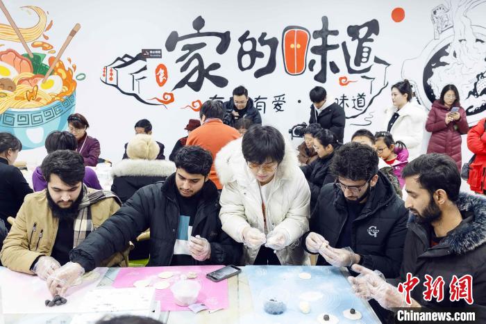 外國人留學生が元宵節の風習を體験 山東省煙臺 外國人留學生が元宵節の風習を體験 山東省煙臺