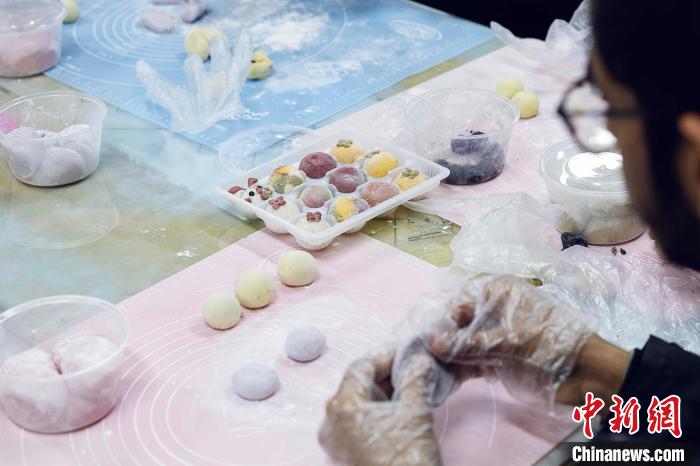 外國人留學生が元宵節の風習を體験 山東省煙臺 外國人留學生が元宵節の風習を體験 山東省煙臺