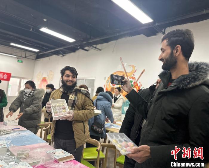 外國人留學生が元宵節の風習を體験 山東省煙臺 外國人留學生が元宵節の風習を體験 山東省煙臺