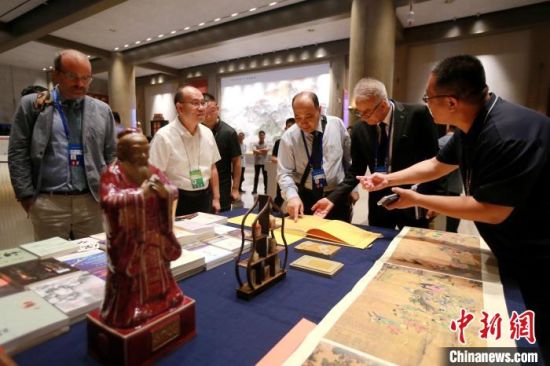 　　中外嘉賓在會(huì)場(chǎng)內(nèi)翻閱中國(guó)典籍。梁犇 攝